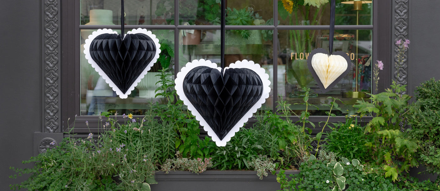 CLV1204 - Black and White Honeycomb Hanging Hearts