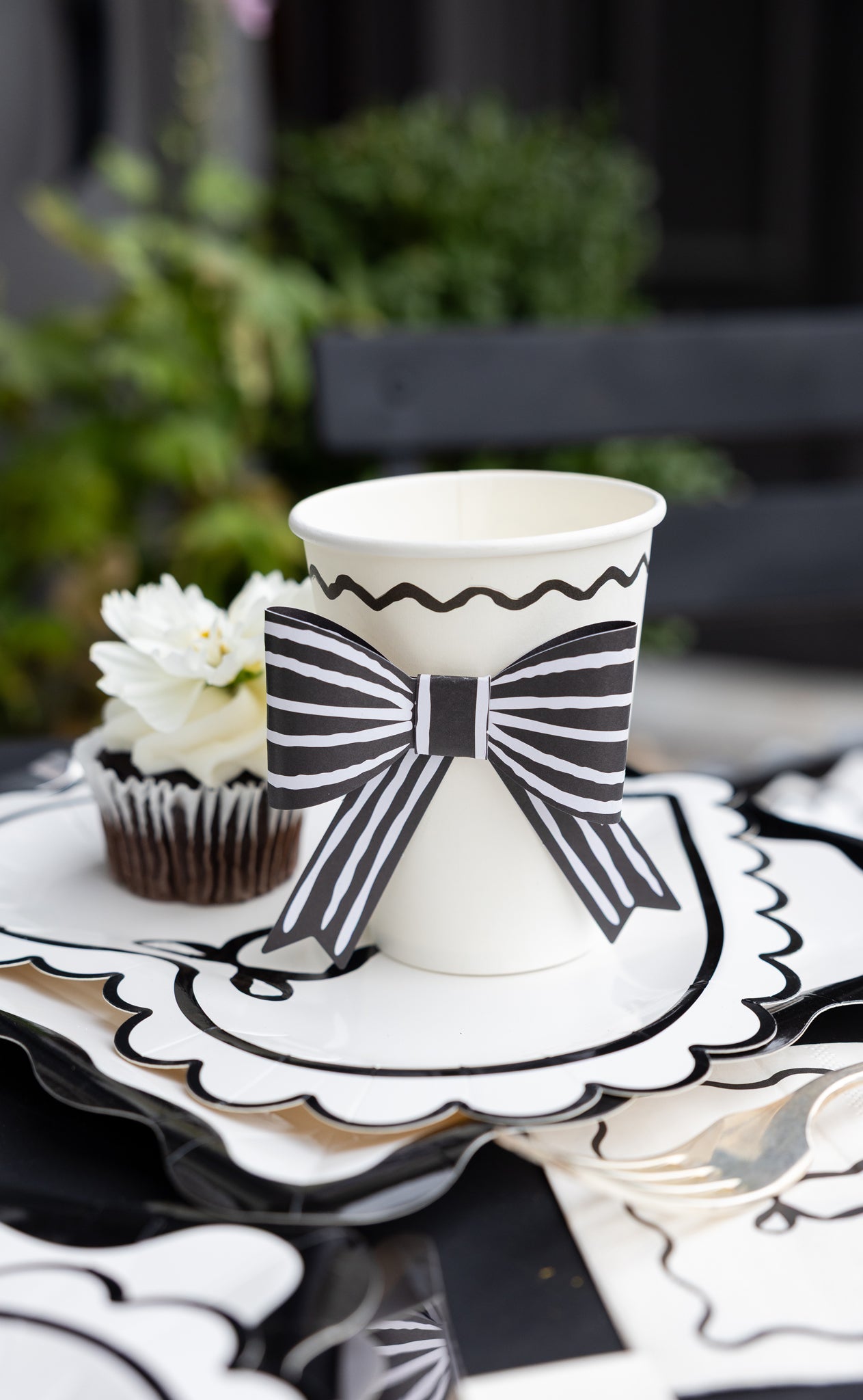 CLV1210 - Black and White Bow Party Cup