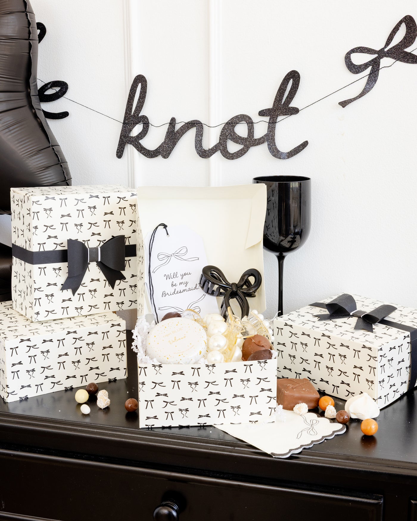 PLBLW08 - Tying the Knot Treat Box