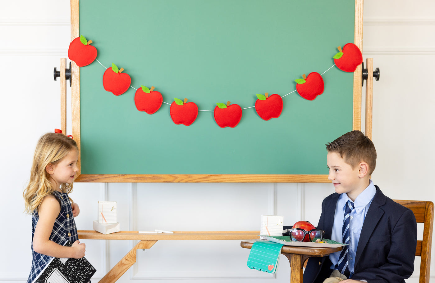 PLHB273 - Puffy Felt Apple Banner